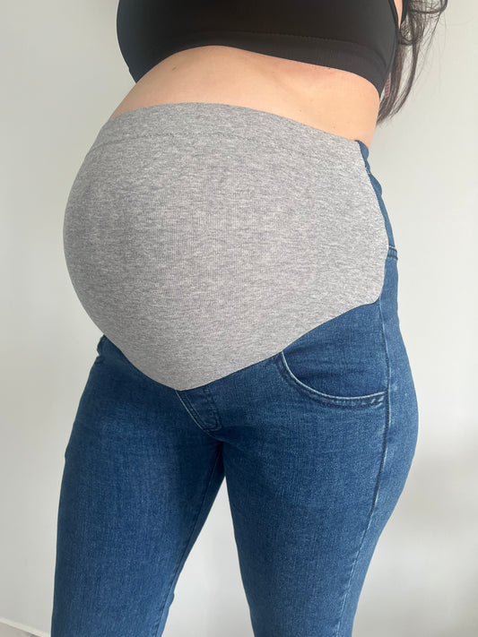 Femme enceinte portant un jean de grossesse Maman Cocon